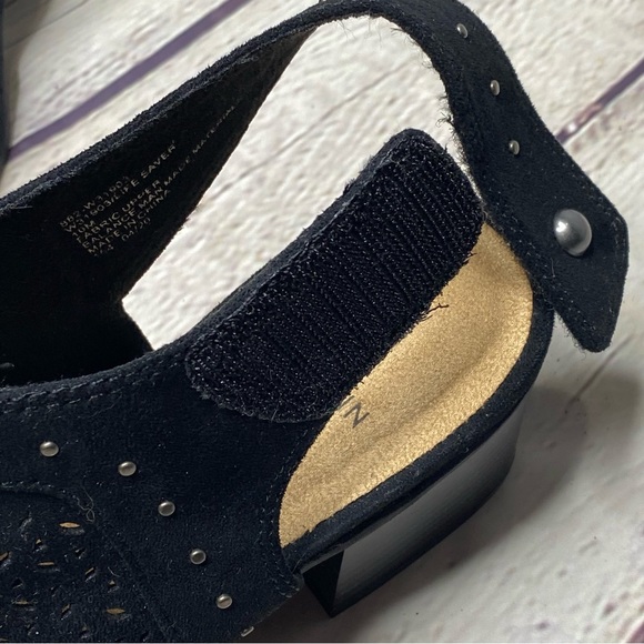 WHITE MOUNTAIN Black Fabric Sandals - Picture 7 of 8